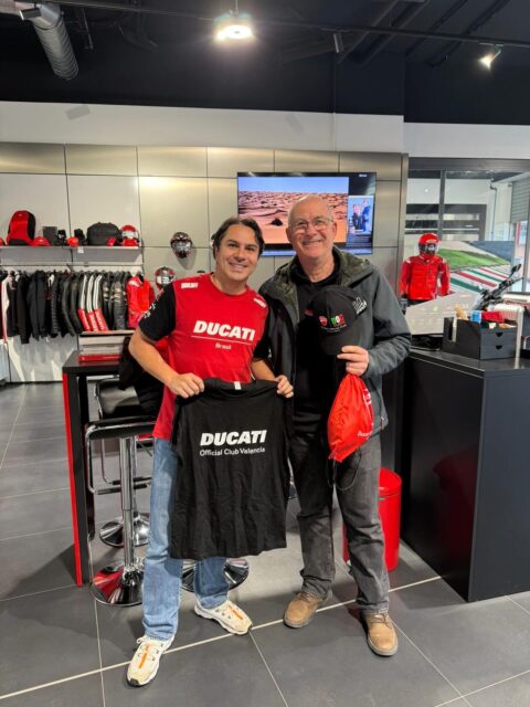 Andre bienvenido a Valencia, un placer conocerte. Gracias por los detalles. @_doc_alpha #docalpha #desmovalencia #brasil #ducatiofficialclubvalencia