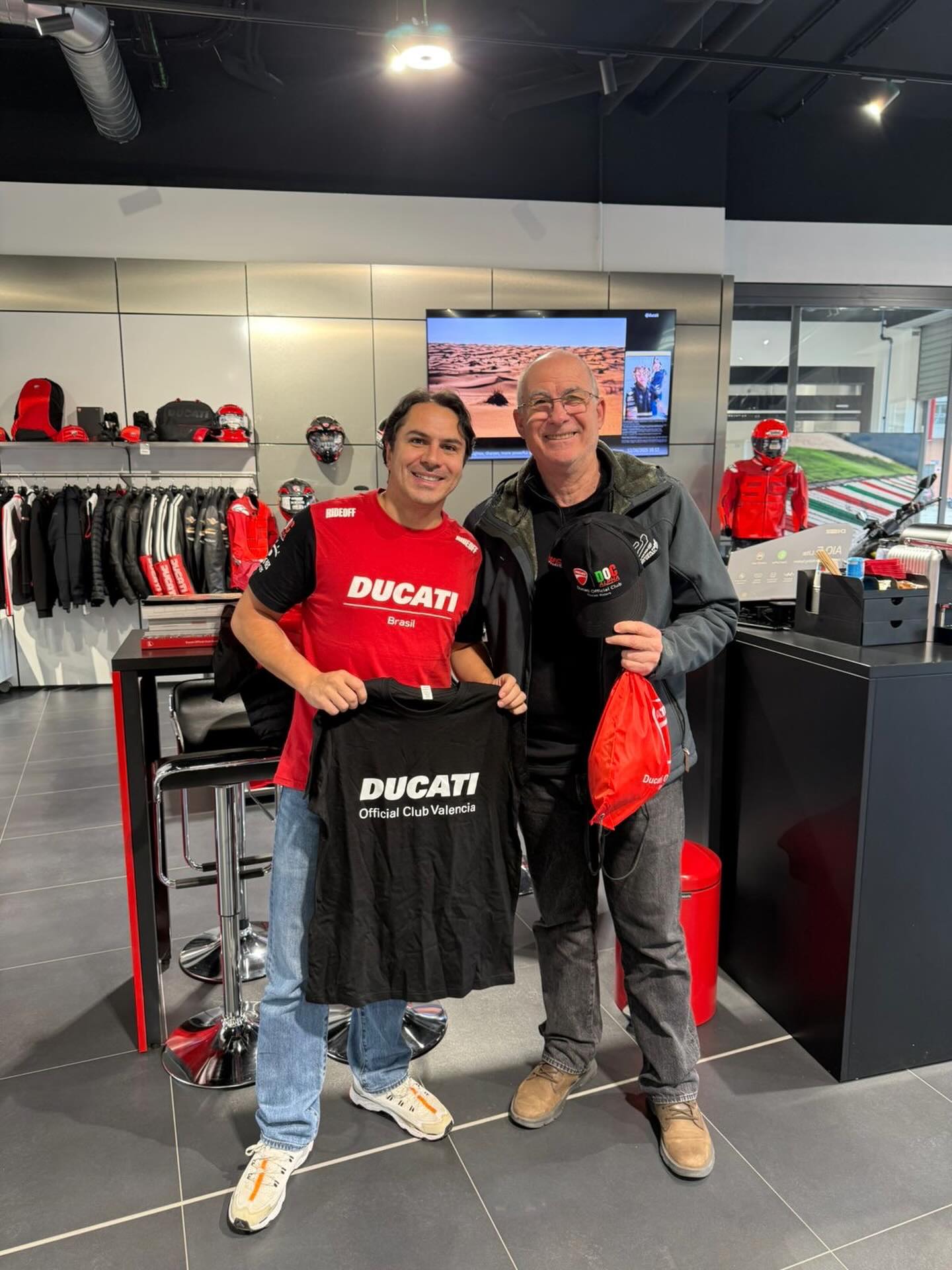 Andre bienvenido a Valencia, un placer conocerte. Gracias por los detalles. @_doc_alpha #docalpha #desmovalencia #brasil #ducatiofficialclubvalencia