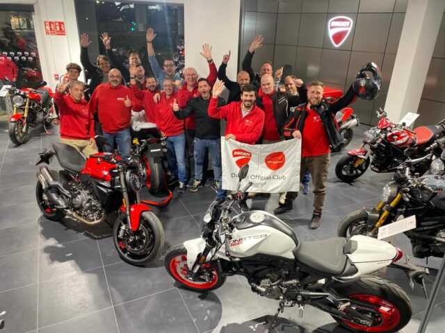 Gran presentación esta tarde en Ducativalencia con el @d.o.c.valencia descubriendo la espectacular Ducati Monster 2026. Fue un placer disfrutar del nuevo modelo rodeados de una representación histórica de sus antecesoras. Pasado, presente y futuro de un icono en la mejor compañía.” @ducatiesp @ducativalenciaoficial @emilio_zamora @ducati @ducatimonster_cv #wdw2026doc #ducatimonster2026