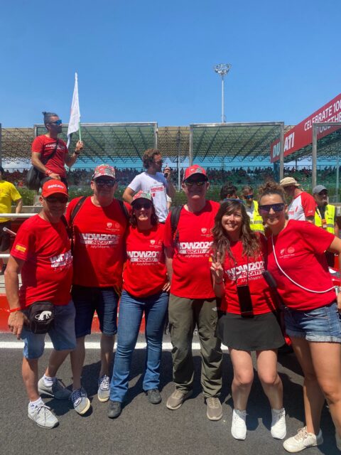 Socios @d.o.c.valencia en el #wdw2026. @ducativalenciaoficial @ducatiesp @ducati #ducati100 #ducatioficialclubvalencia @sonia__696 @luis.tortosa @laprofe_ro3 @fedegarciarubio @chechuroyo @javiervangemert @cla.risss @josep.martinez.121398 @silver_banon @liibriduca @tonimartinez7064