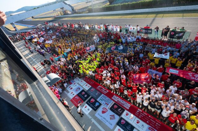 La familia D.O.C en Misano durante el #wdw2026. Foto de grupo @d.o.c.valencia @ducati @ducativalenciaoficial @ducatiesp #ducati100 #ducatiofficialclubvalencia