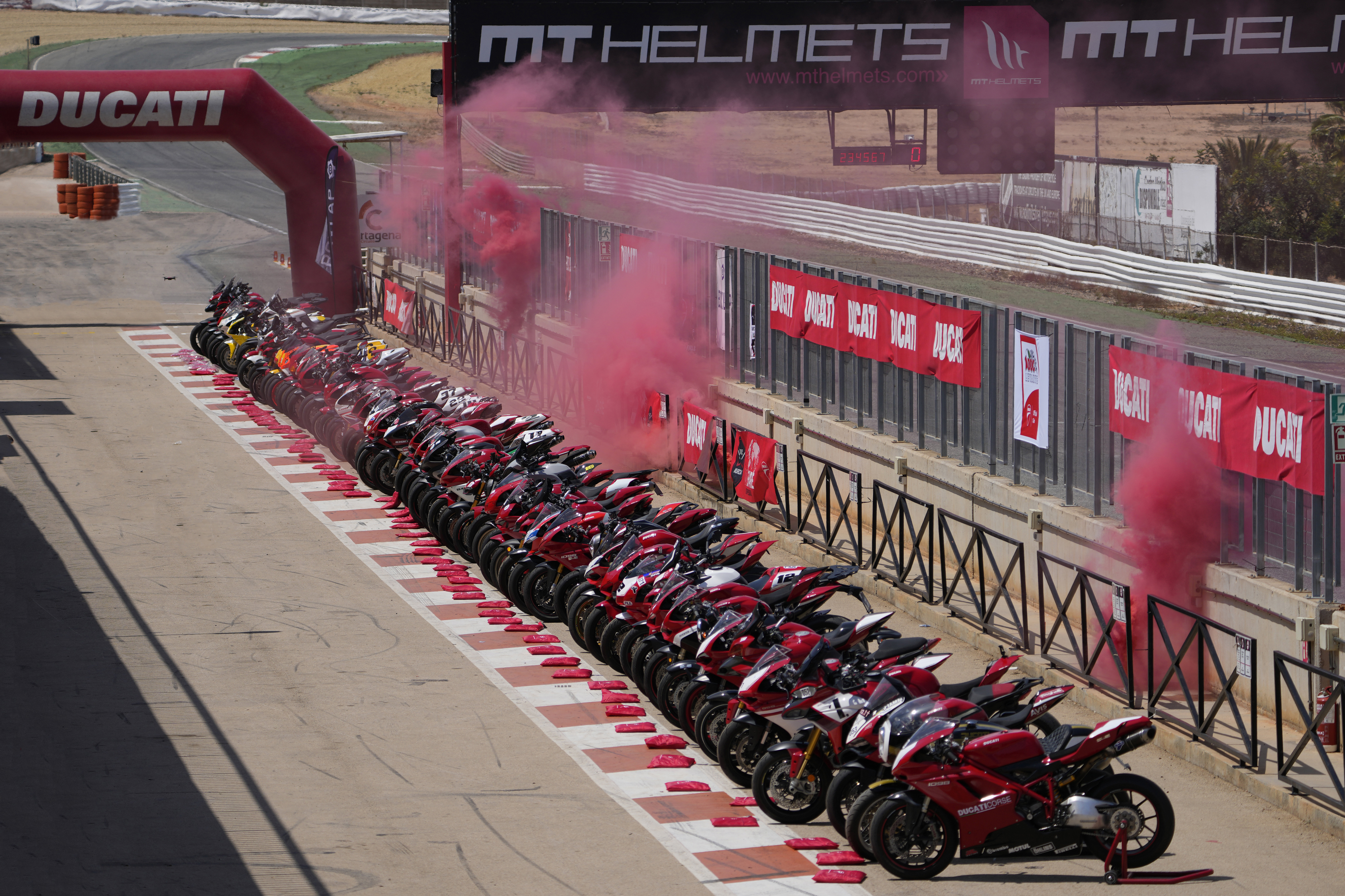 Participa en  los eventos del Ducati Official Club Valencia